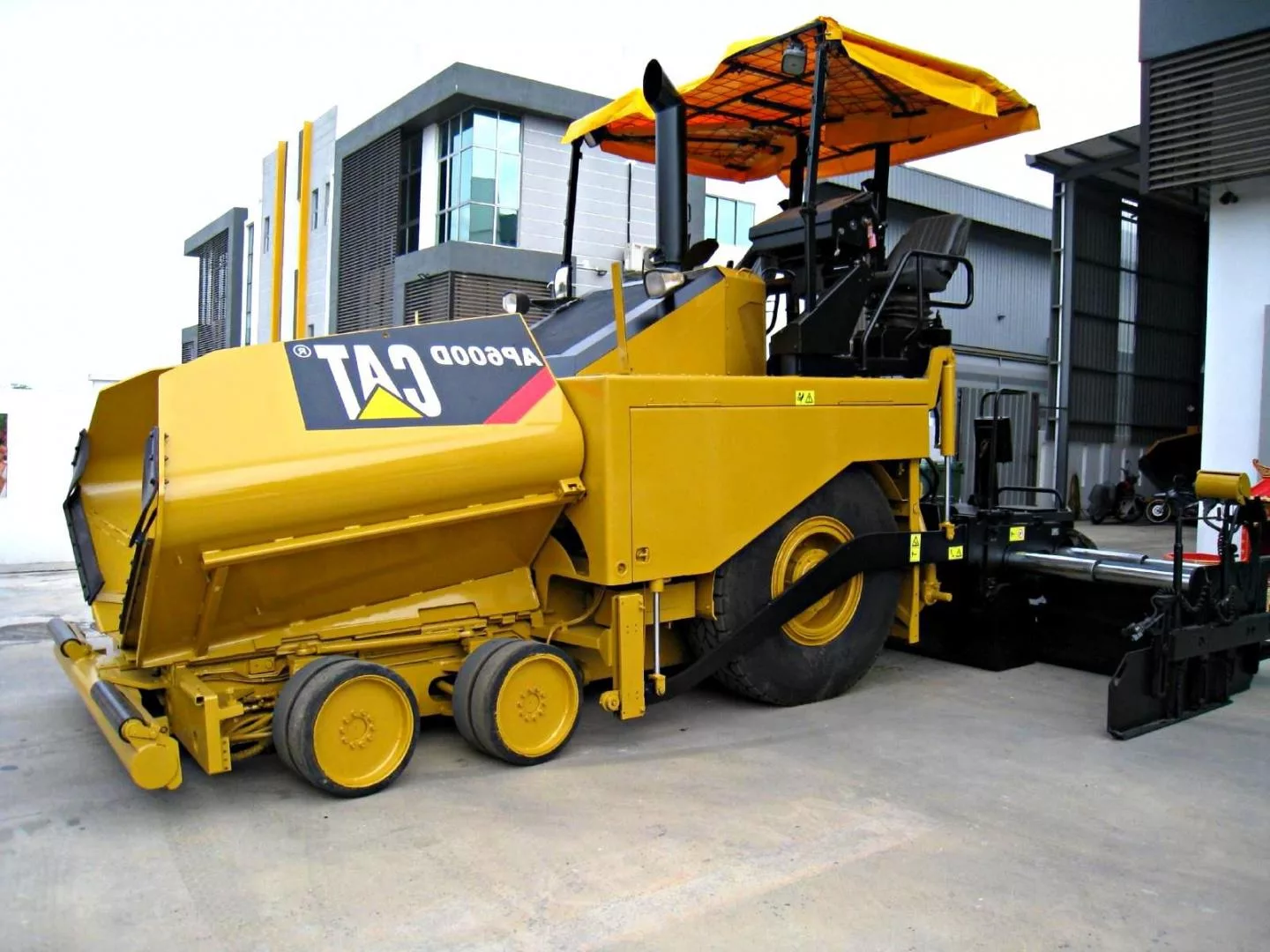 Асфальтоукладчик Caterpillar AP600