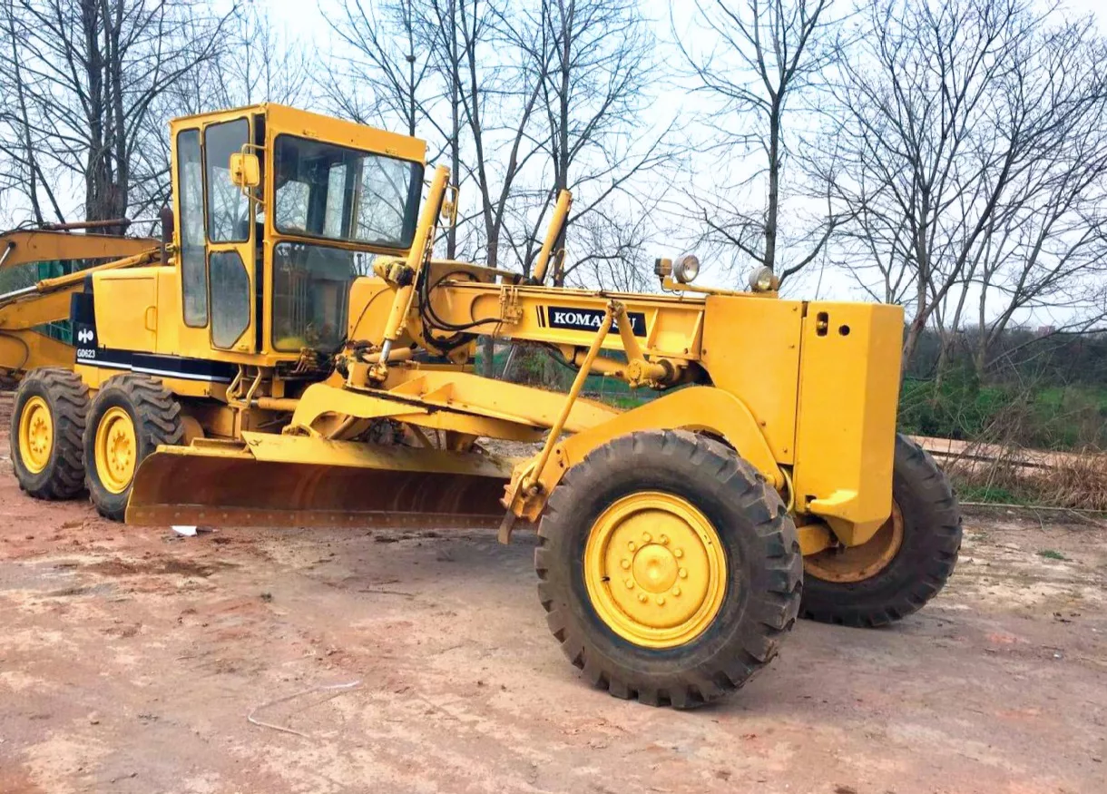 Автогрейдер Komatsu GD623